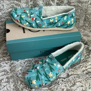Toms holiday gnome Alpargata slip on. Faux fur lined. Women’s size 5.
